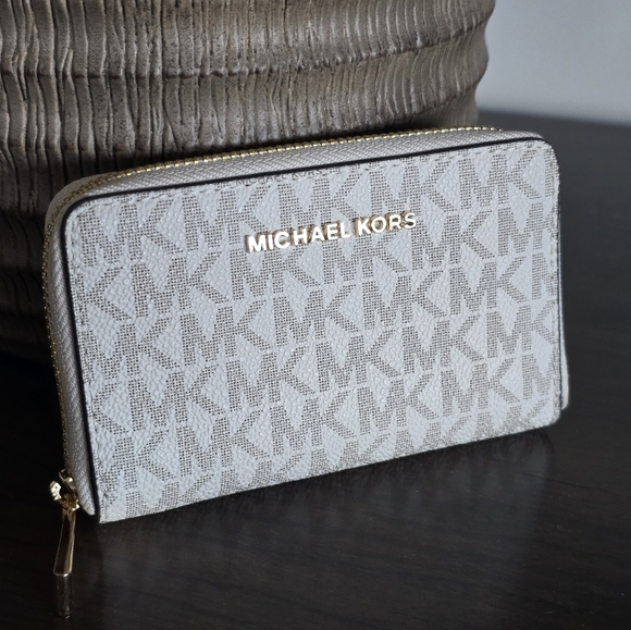 Michael Kors Satchel with wallet - Picture 7 of 9